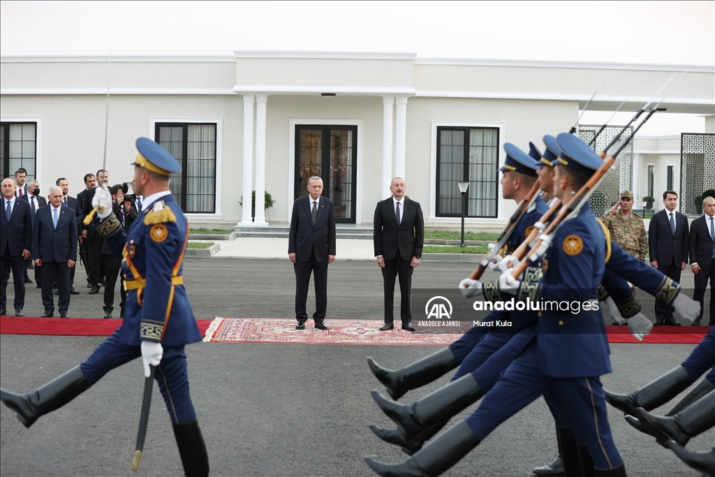 Cumhurbaşkanı Erdoğan, Azerbaycan'da resmi törenle karşılandı