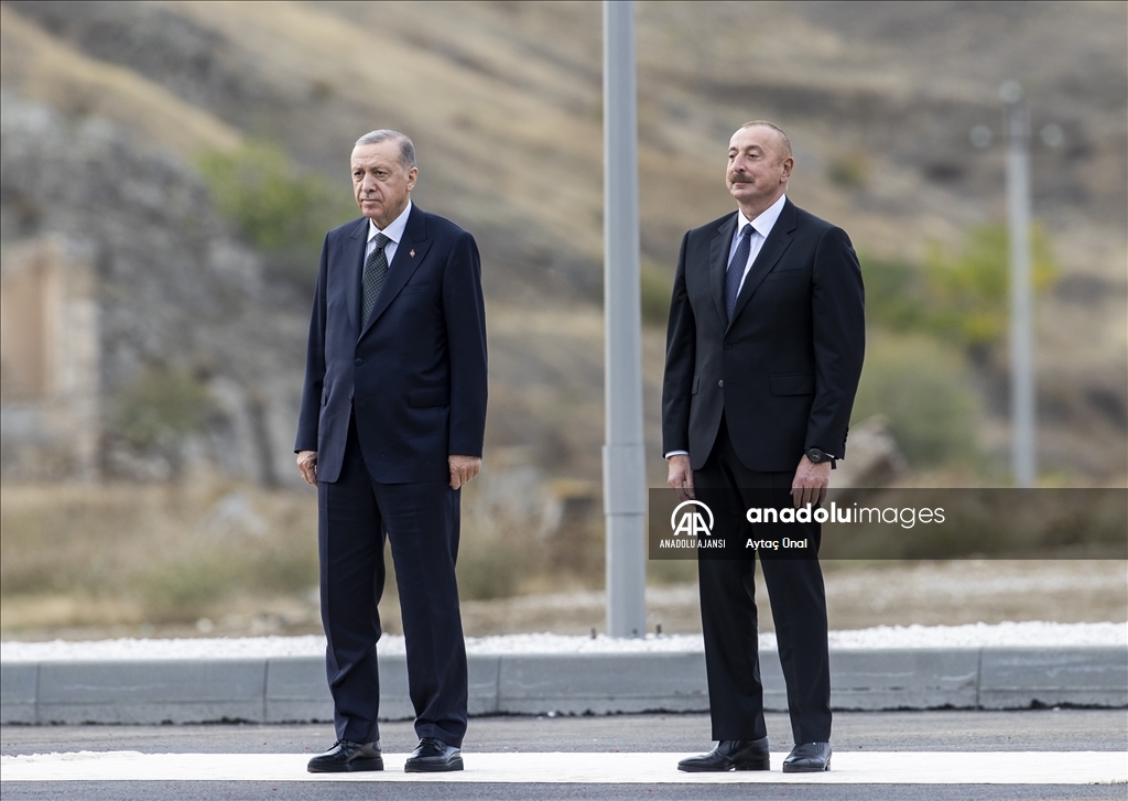 Cumhurbaşkanı Erdoğan, Azerbaycan'da resmi törenle karşılandı