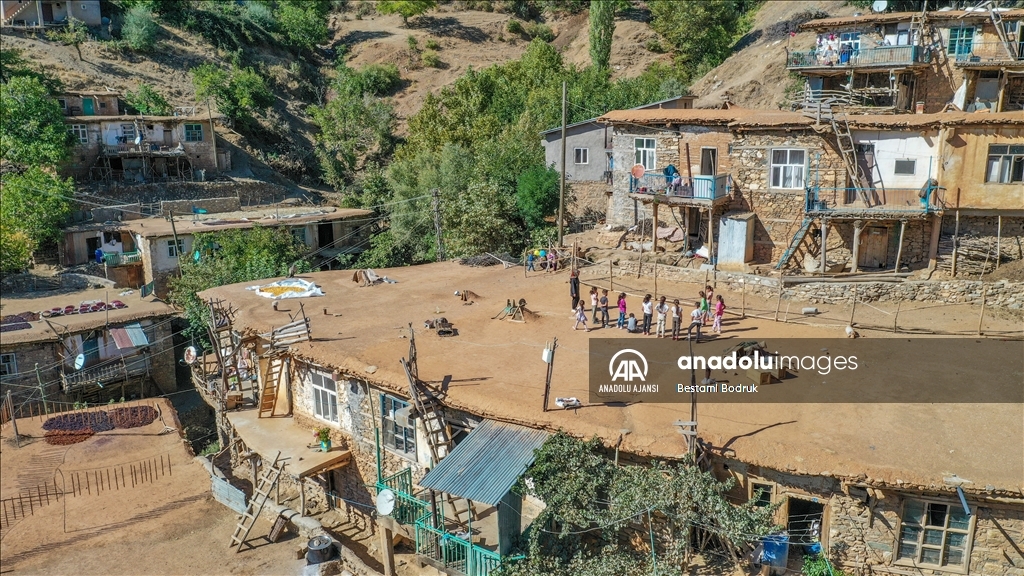 Öğretmenler "Masalcı Nine" ve "Muciddin" karakterleriyle köylerde çocuklarla buluşuyor