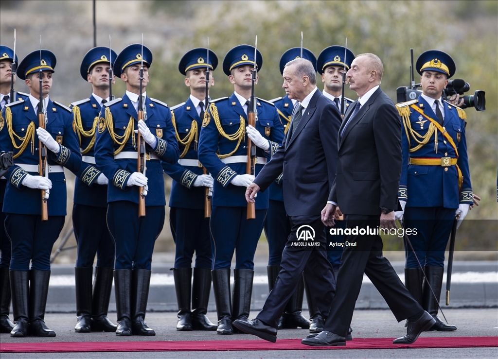 Cumhurbaşkanı Erdoğan, Azerbaycan'da resmi törenle karşılandı