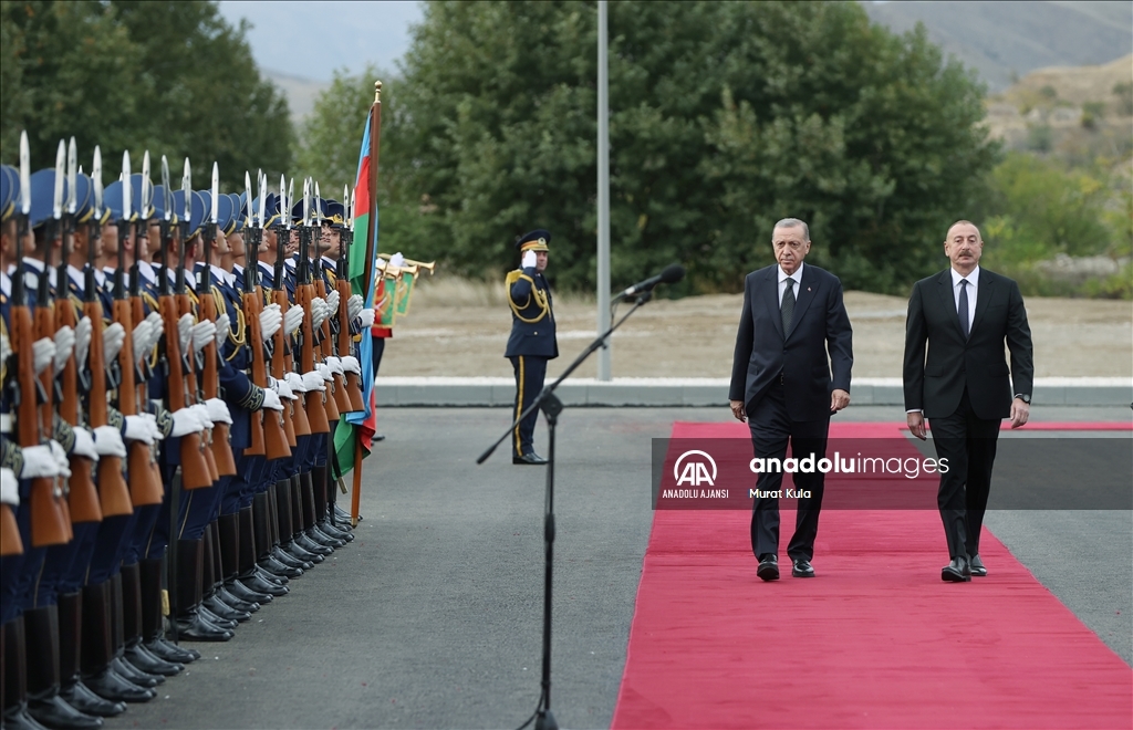 Cumhurbaşkanı Erdoğan, Azerbaycan'da resmi törenle karşılandı