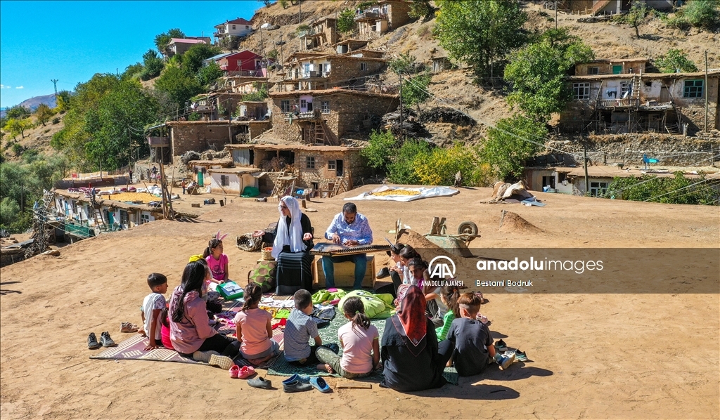 Öğretmenler "Masalcı Nine" ve "Muciddin" karakterleriyle köylerde çocuklarla buluşuyor