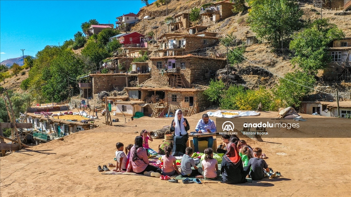 Öğretmenler "Masalcı Nine" ve "Muciddin" karakterleriyle köylerde çocuklarla buluşuyor
