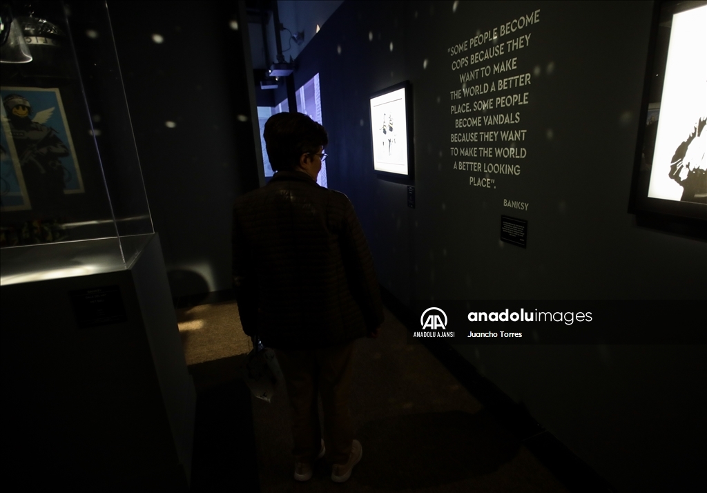 Kolombiya'da Banksy'nin "Genius or Vandal" sergisi