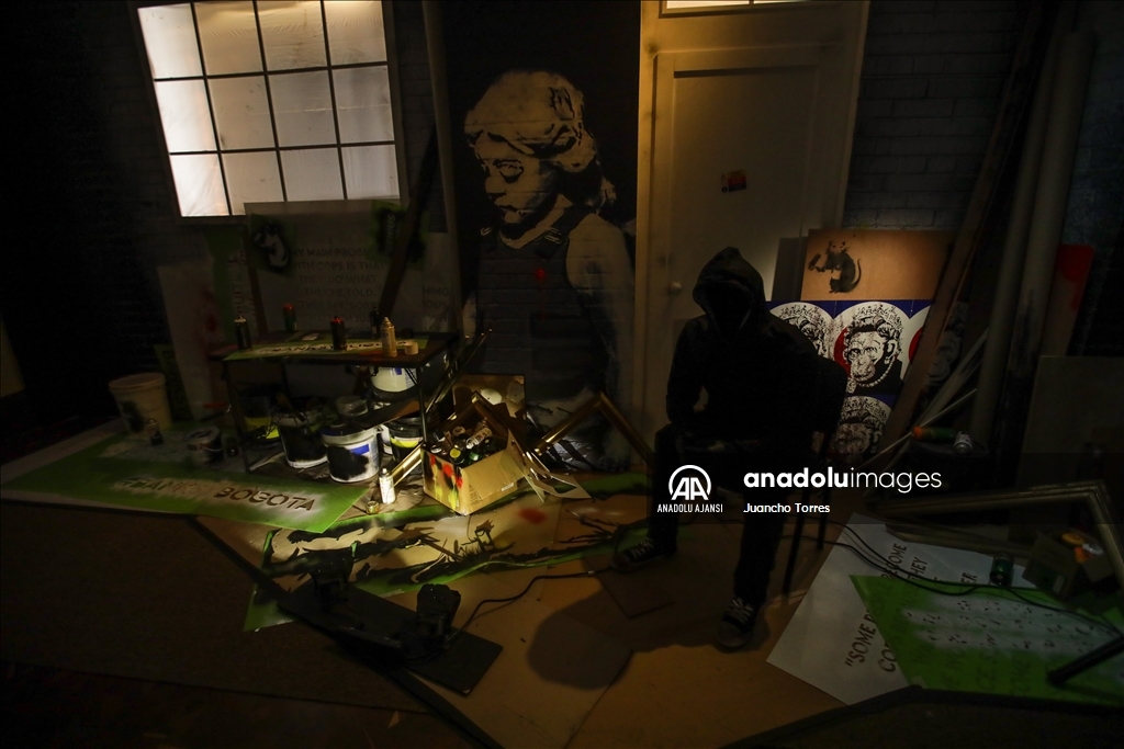 Kolombiya'da Banksy'nin "Genius or Vandal" sergisi