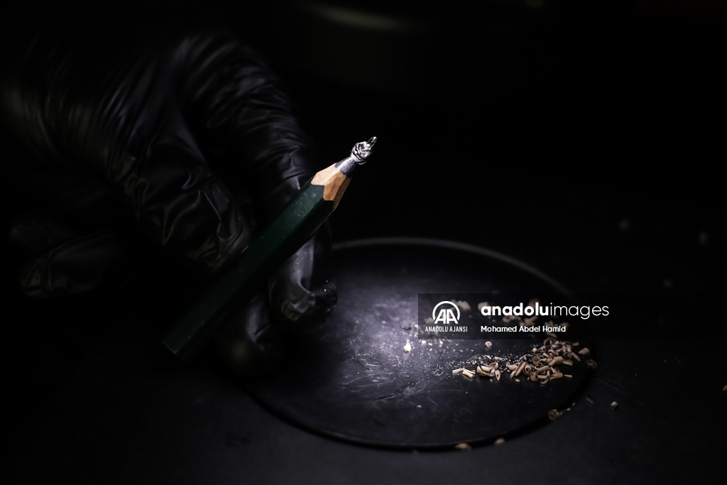 Mısırlı sanatçının kalemin ucuna yaptığı minimal figürlerle ile hayran bırakıyor