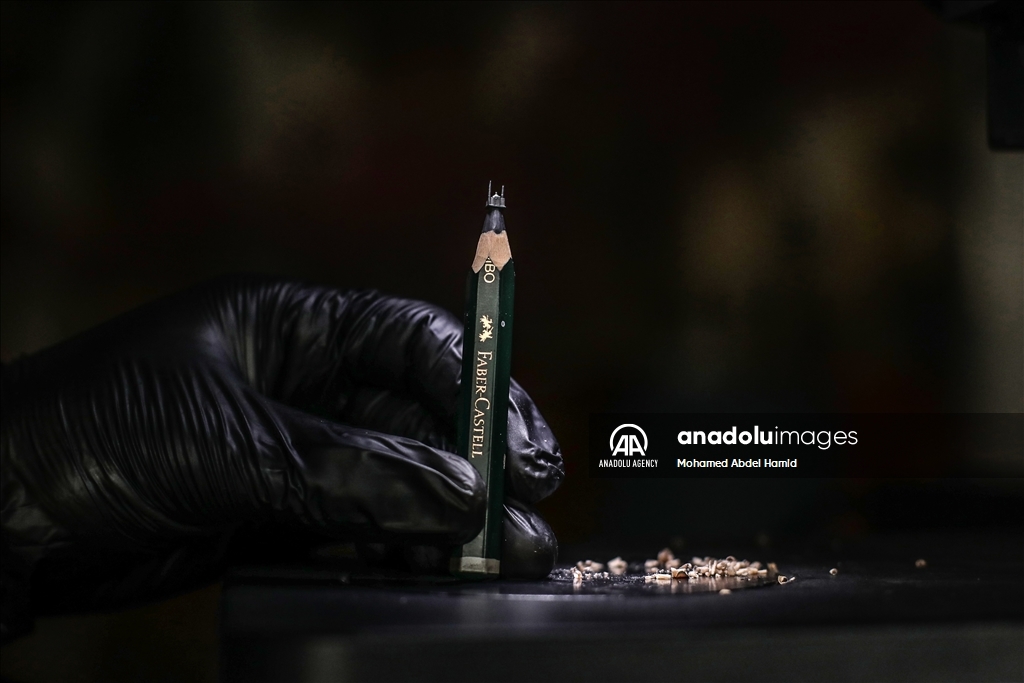 Egyptian artist turns pencil tips into art