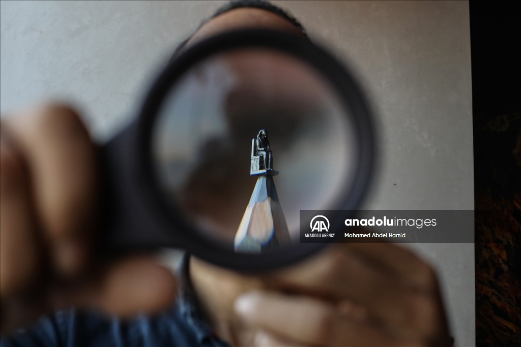 Egyptian artist turns pencil tips into art