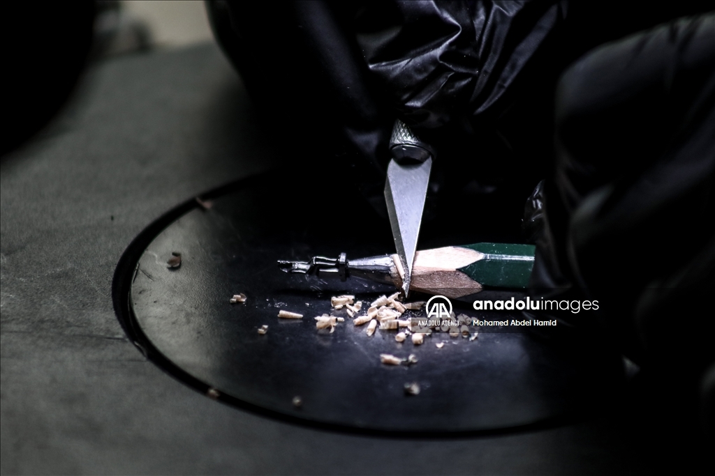 Egyptian artist turns pencil tips into art