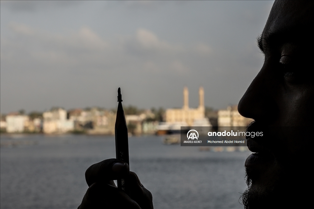 Egyptian artist turns pencil tips into art