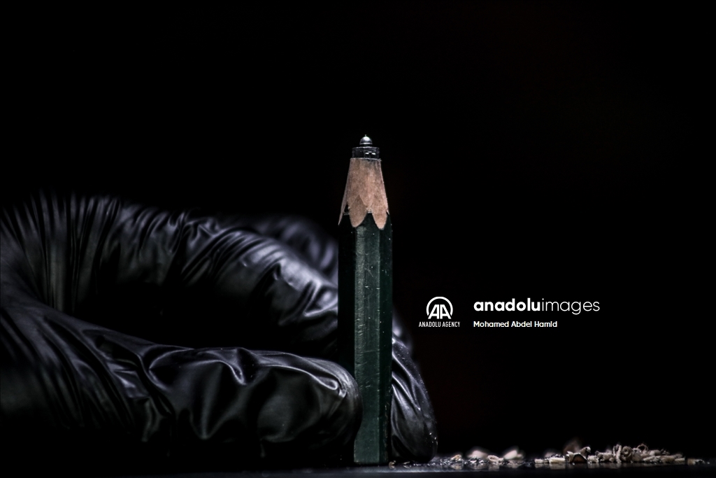 Egyptian artist turns pencil tips into art