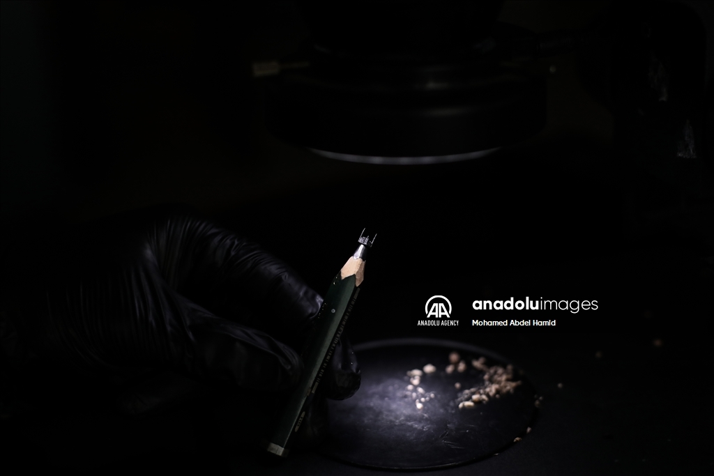 Egyptian artist turns pencil tips into art