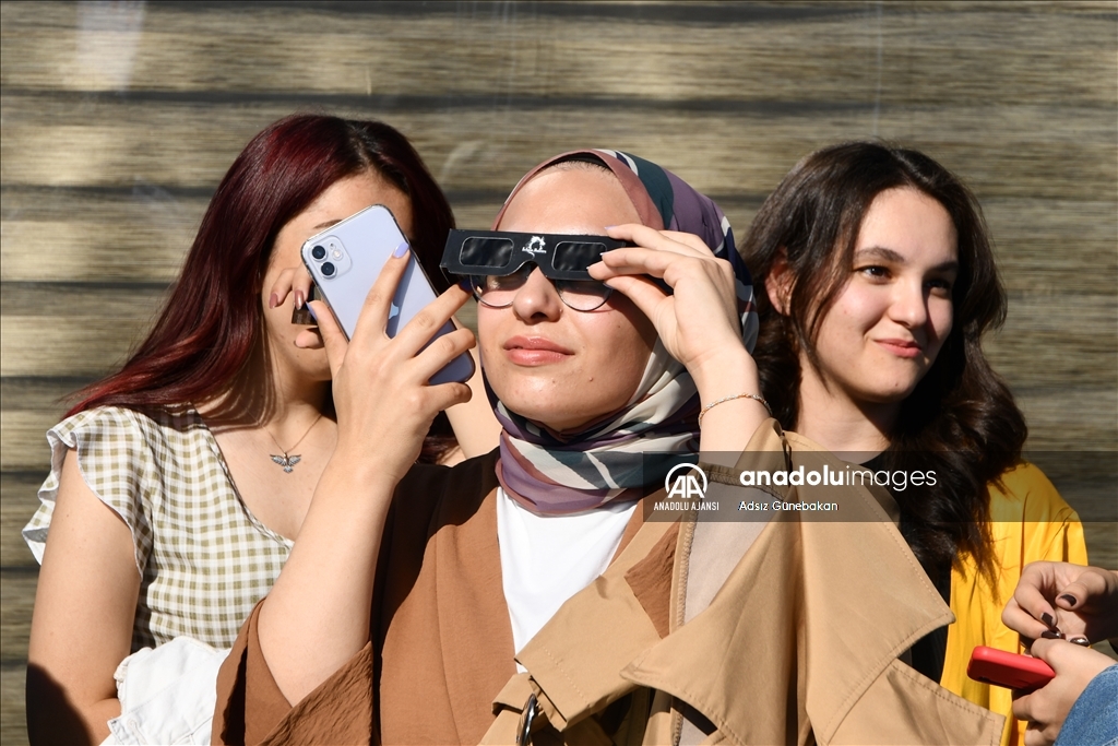 Gaziantep'teki tarihi Rumkale'de 600 kişi parçalı Güneş tutulmasını izledi