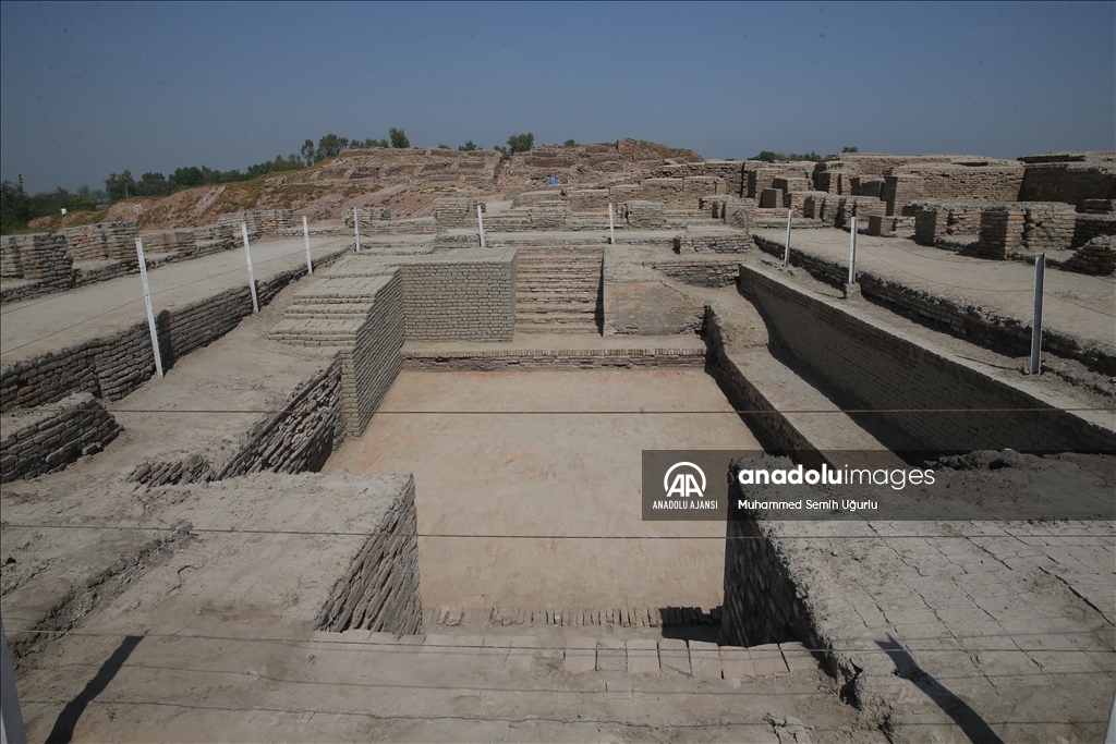 Pakistan'da yağışlardan etkilenen antik kent Mohenjo Daro'da restorasyon sürüyor