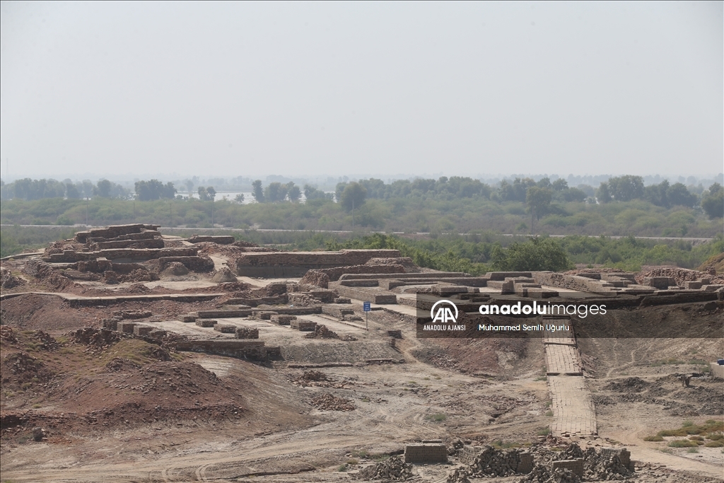 Pakistan'da yağışlardan etkilenen antik kent Mohenjo Daro'da restorasyon sürüyor