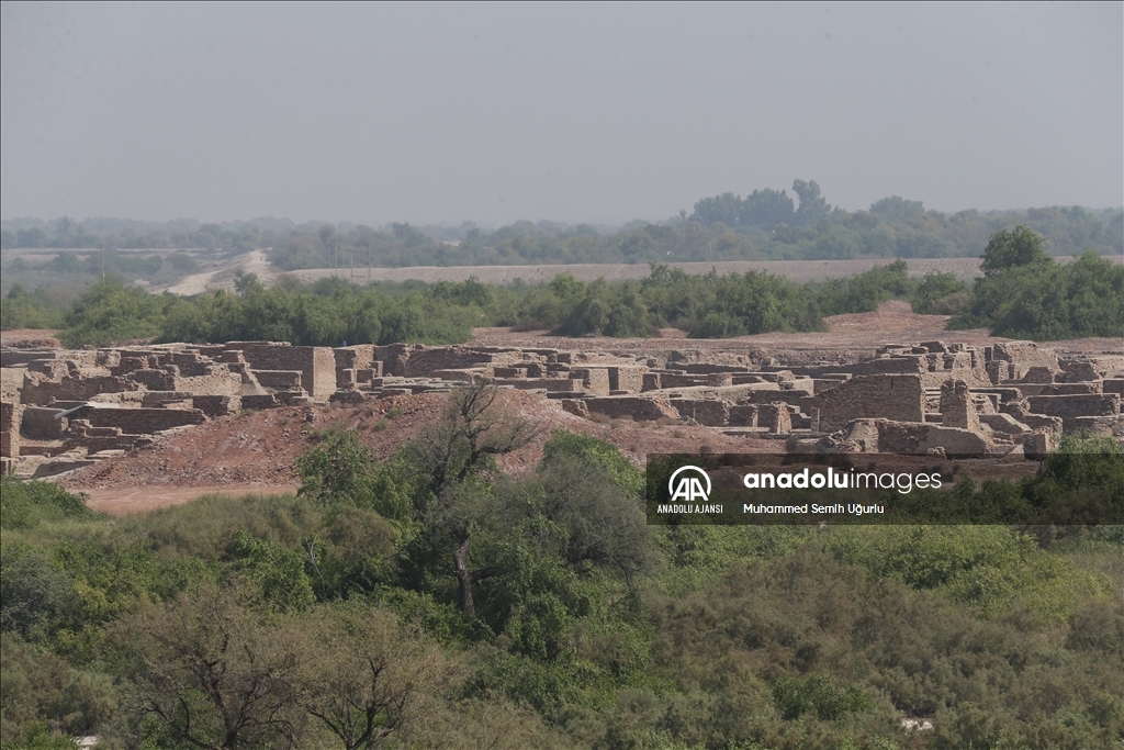 Pakistan'da yağışlardan etkilenen antik kent Mohenjo Daro'da restorasyon sürüyor