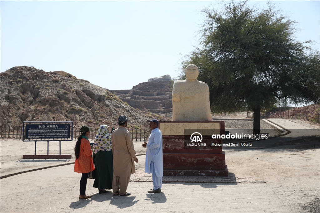 Pakistan'da yağışlardan etkilenen antik kent Mohenjo Daro'da restorasyon sürüyor