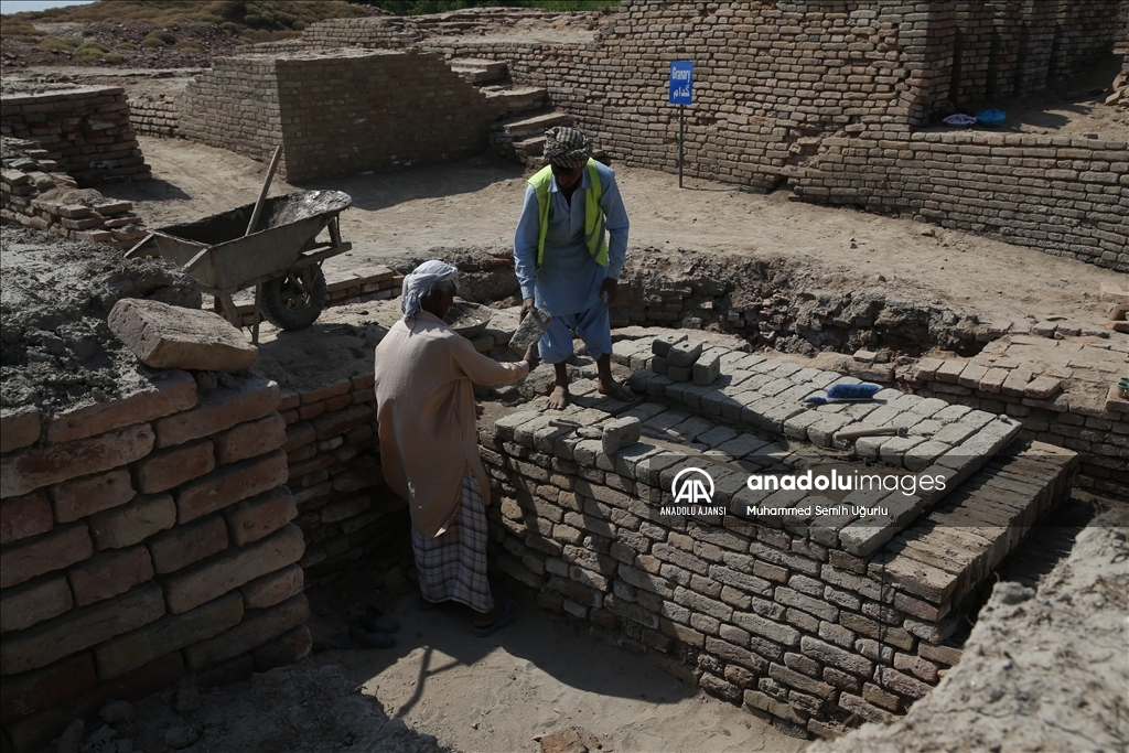 Pakistan'da yağışlardan etkilenen antik kent Mohenjo Daro'da restorasyon sürüyor