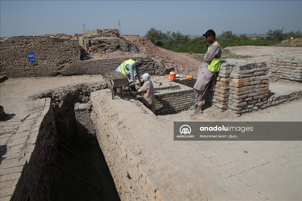 Pakistan'da yağışlardan etkilenen antik kent Mohenjo Daro'da restorasyon sürüyor