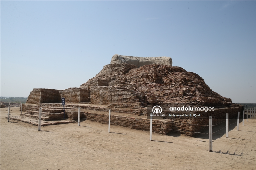 Pakistan'da yağışlardan etkilenen antik kent Mohenjo Daro'da restorasyon sürüyor