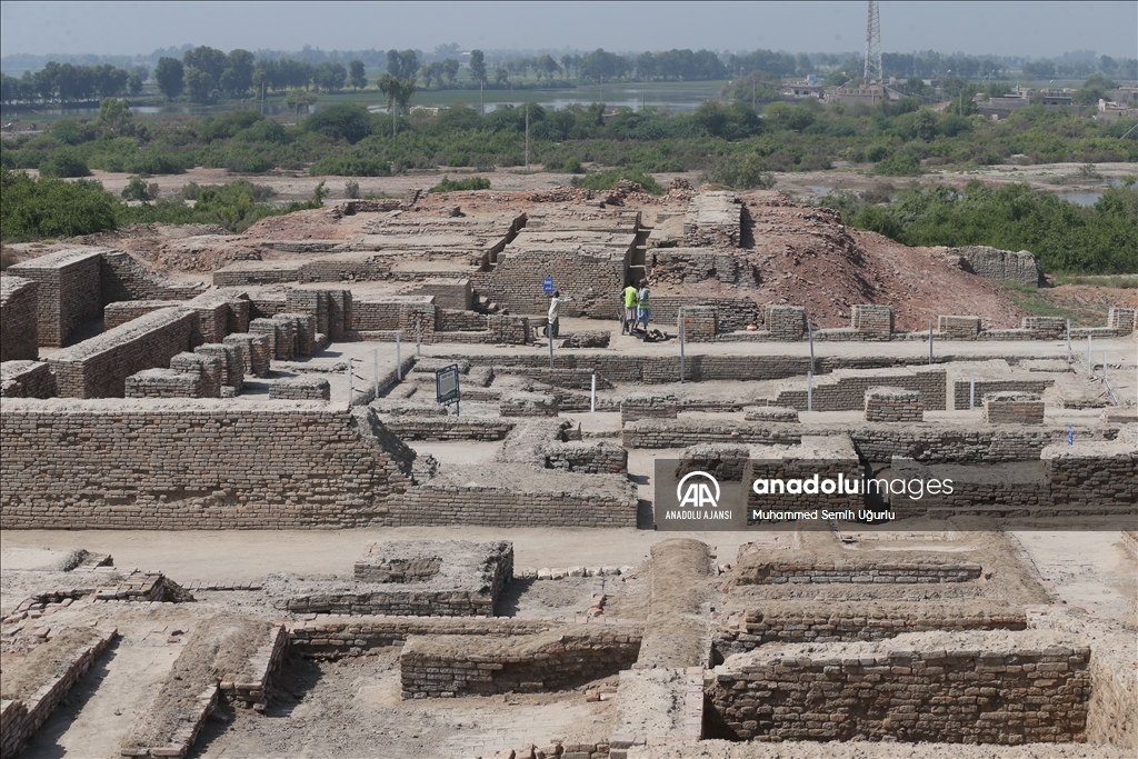 Pakistan'da yağışlardan etkilenen antik kent Mohenjo Daro'da restorasyon sürüyor