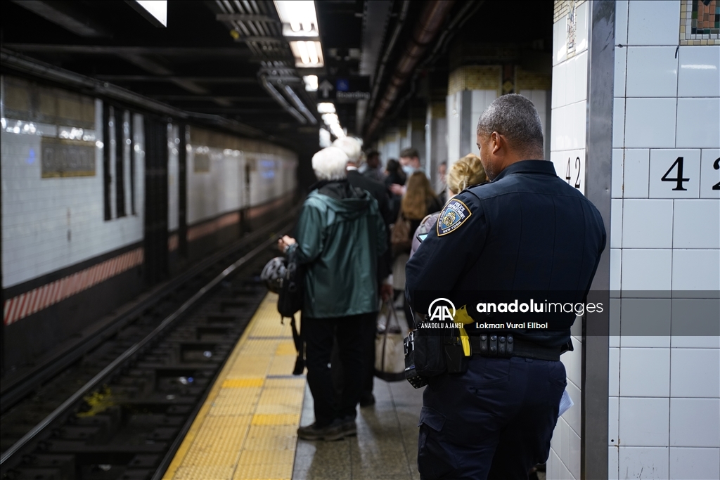 New York metrosunda artan suç oranları nedeniyle güvenlik önlemleri artırıldı