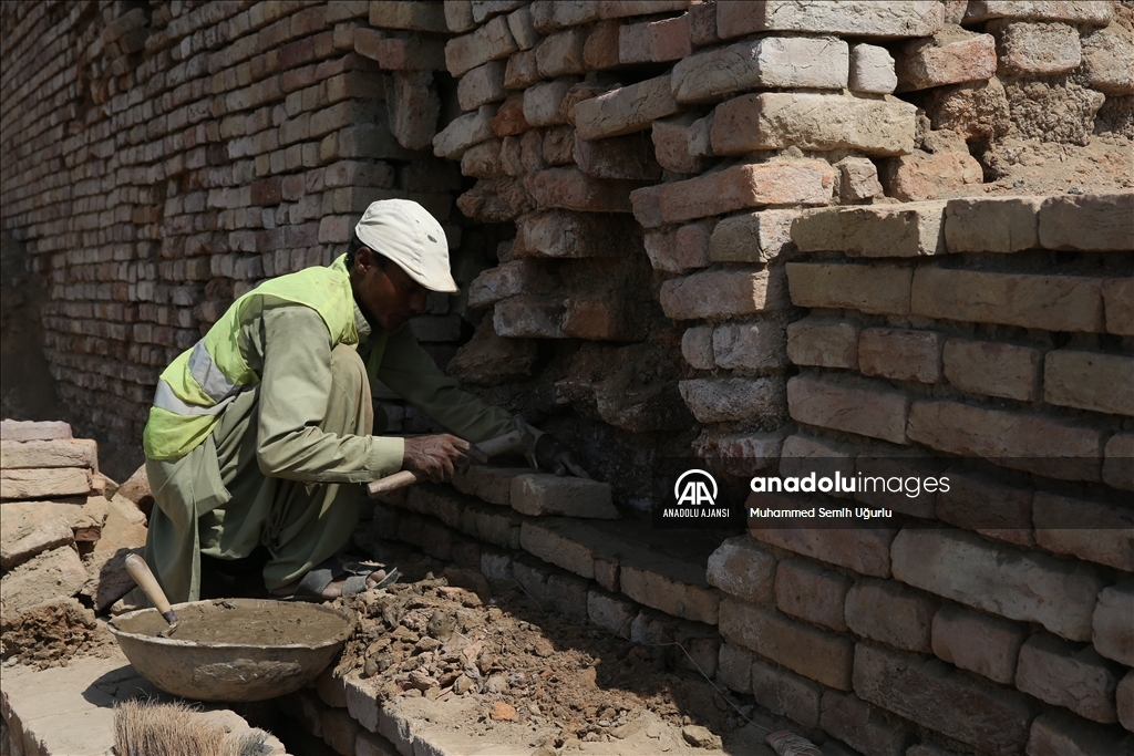 Pakistan'da yağışlardan etkilenen antik kent Mohenjo Daro'da restorasyon sürüyor