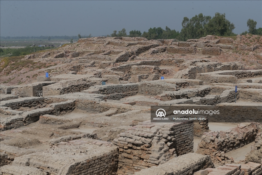 Pakistan'da yağışlardan etkilenen antik kent Mohenjo Daro'da restorasyon sürüyor