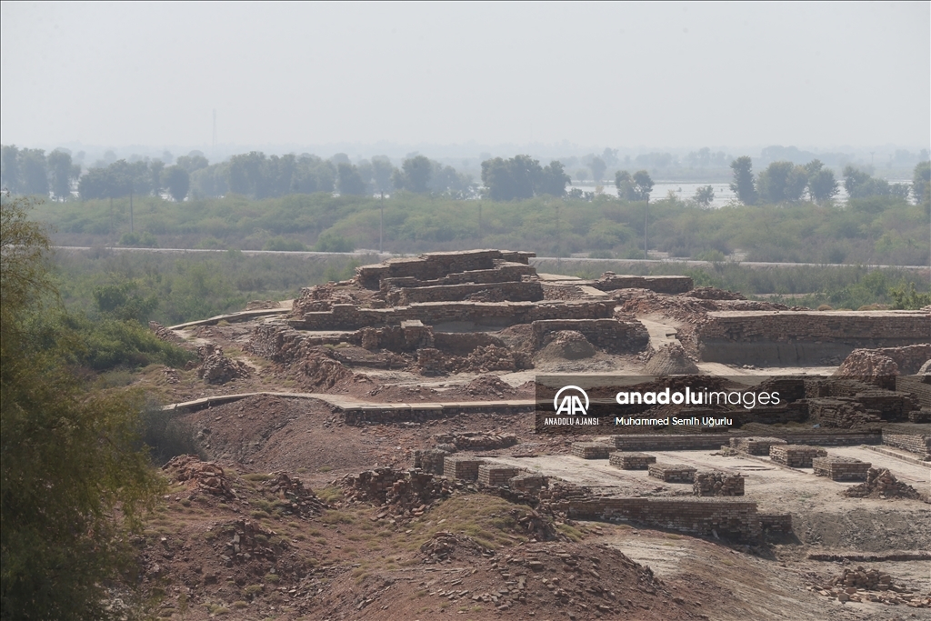 Pakistan'da yağışlardan etkilenen antik kent Mohenjo Daro'da restorasyon sürüyor