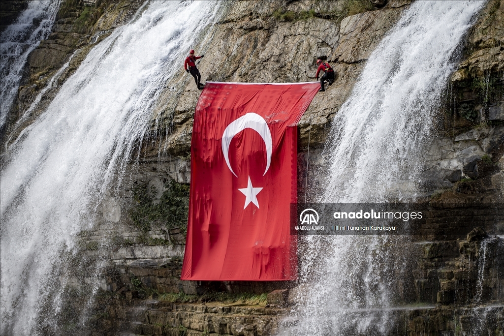 Komandolardan Cumhuriyetin 99. yılında "Her yerdeyiz" mesajı
