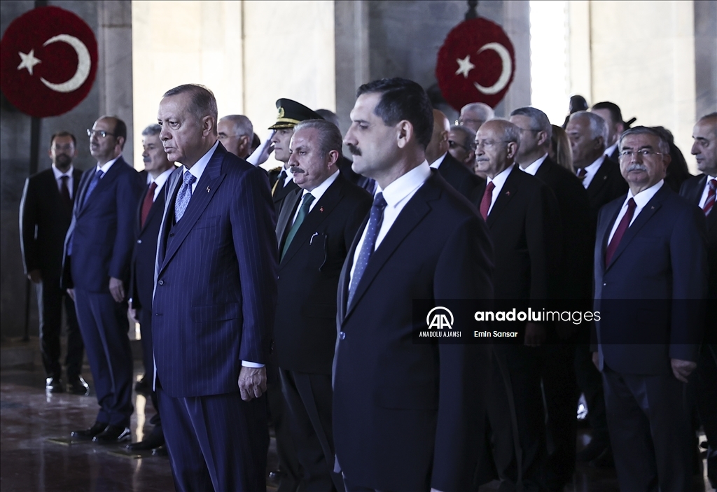 Cumhurbaşkanı Erdoğan başkanlığındaki devlet erkanı, Cumhuriyet Bayramı dolayısıyla Anıtkabir'i ziyaret etti