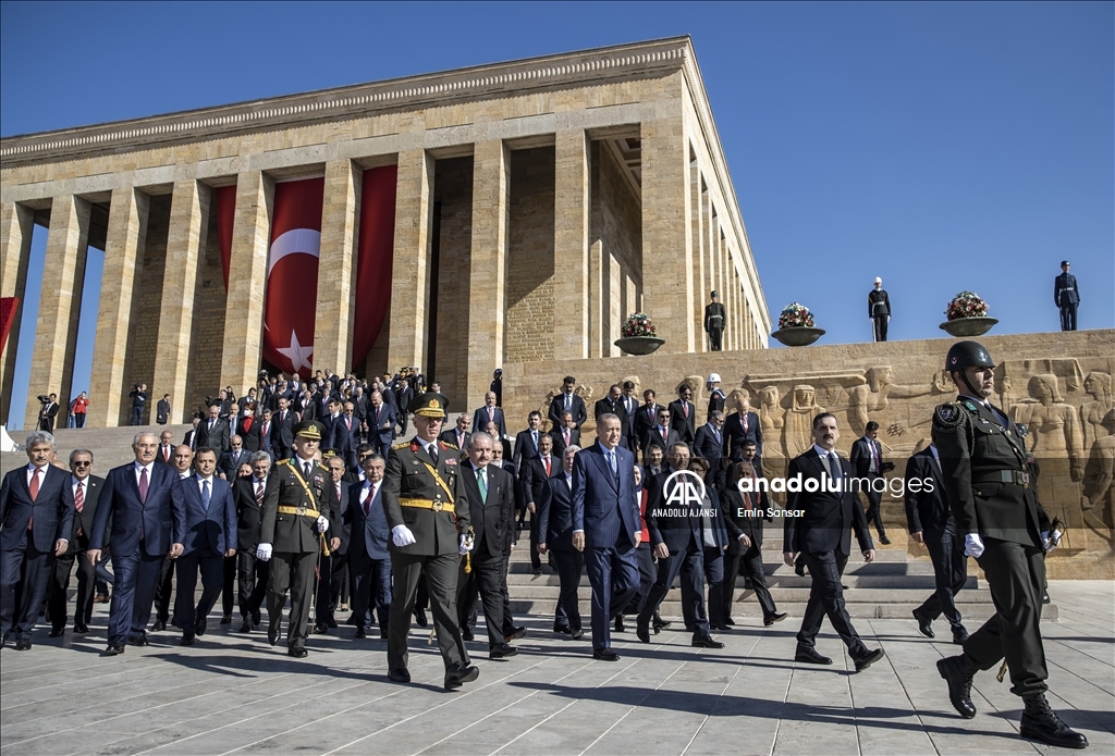 Cumhurbaşkanı Erdoğan başkanlığındaki devlet erkanı, Cumhuriyet Bayramı dolayısıyla Anıtkabir'i ziyaret etti