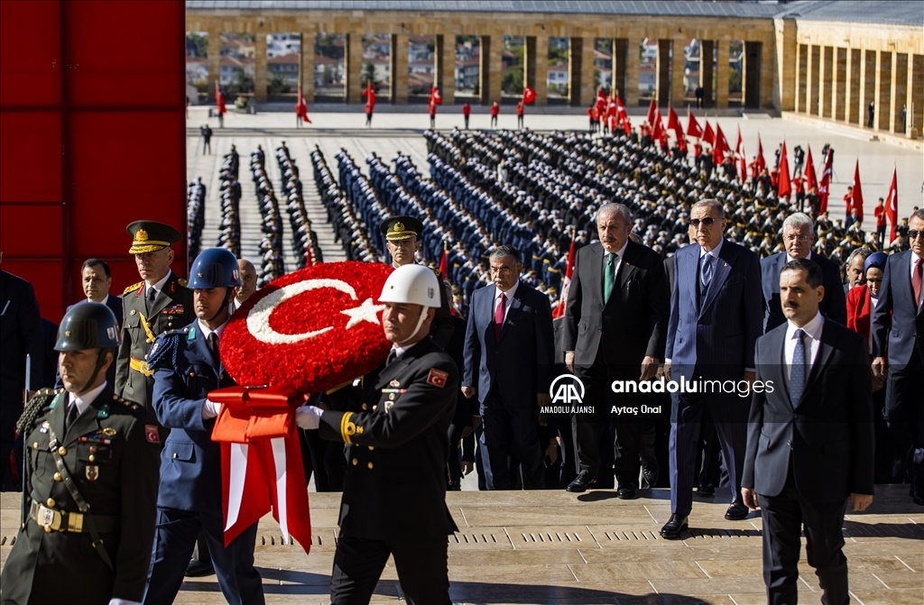 Cumhurbaşkanı Erdoğan başkanlığındaki devlet erkanı, Cumhuriyet Bayramı dolayısıyla Anıtkabir'i ziyaret etti