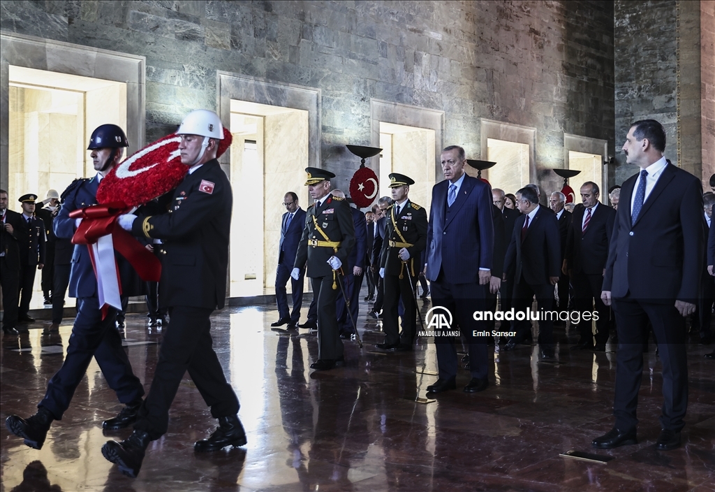 Cumhurbaşkanı Erdoğan başkanlığındaki devlet erkanı, Cumhuriyet Bayramı dolayısıyla Anıtkabir'i ziyaret etti