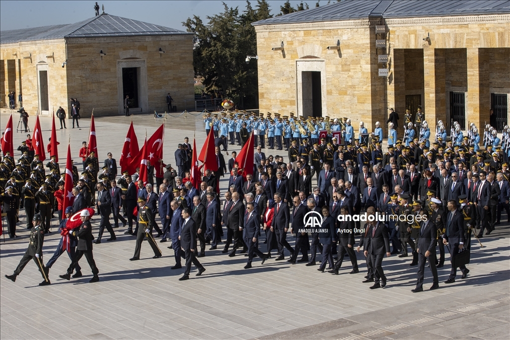Cumhurbaşkanı Erdoğan başkanlığındaki devlet erkanı, Cumhuriyet Bayramı dolayısıyla Anıtkabir'i ziyaret etti