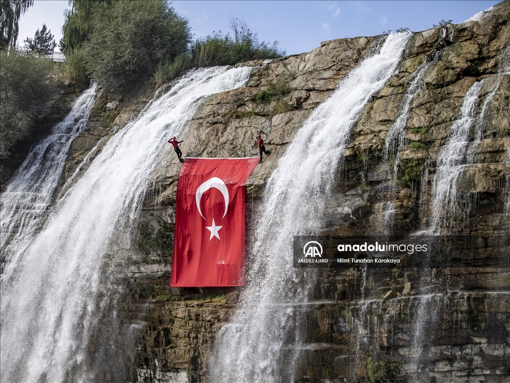 Komandolardan Cumhuriyetin 99. yılında "Her yerdeyiz" mesajı