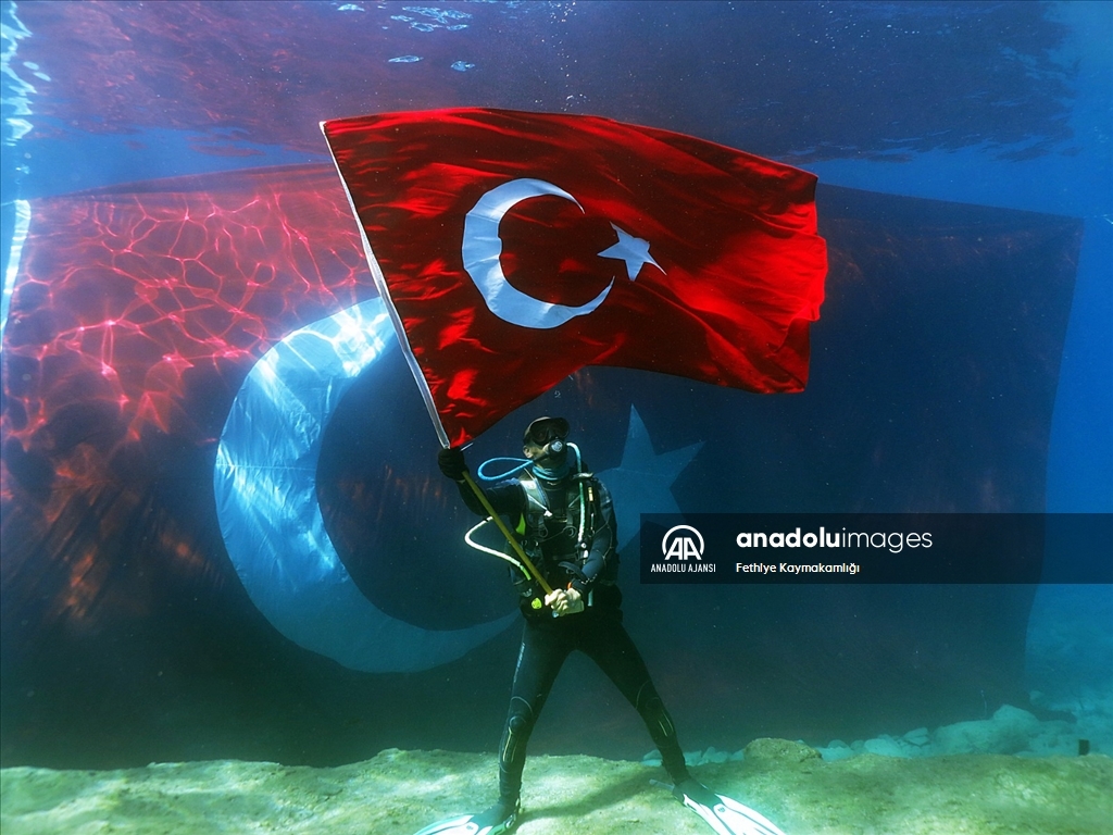 Fethiye'de Cumhuriyet Bayramı deniz altında kutlandı