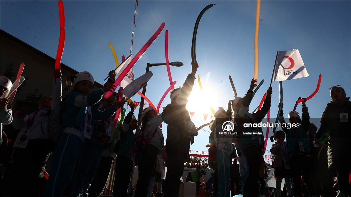 Türk Kızılay, "Kızılay Haftası Sokağı'nda" miniklerle buluştu