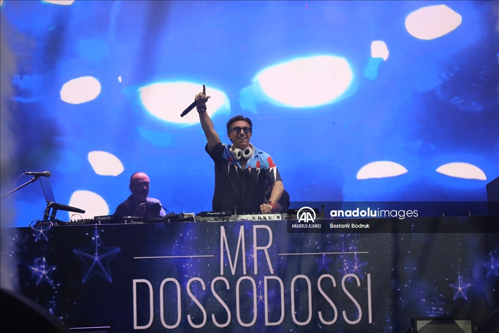 Cizre'de binlerce kişi konser ve DJ performansıyla eğlendi