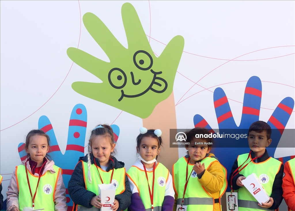 Türk Kızılay, "Kızılay Haftası Sokağı'nda" miniklerle buluştu