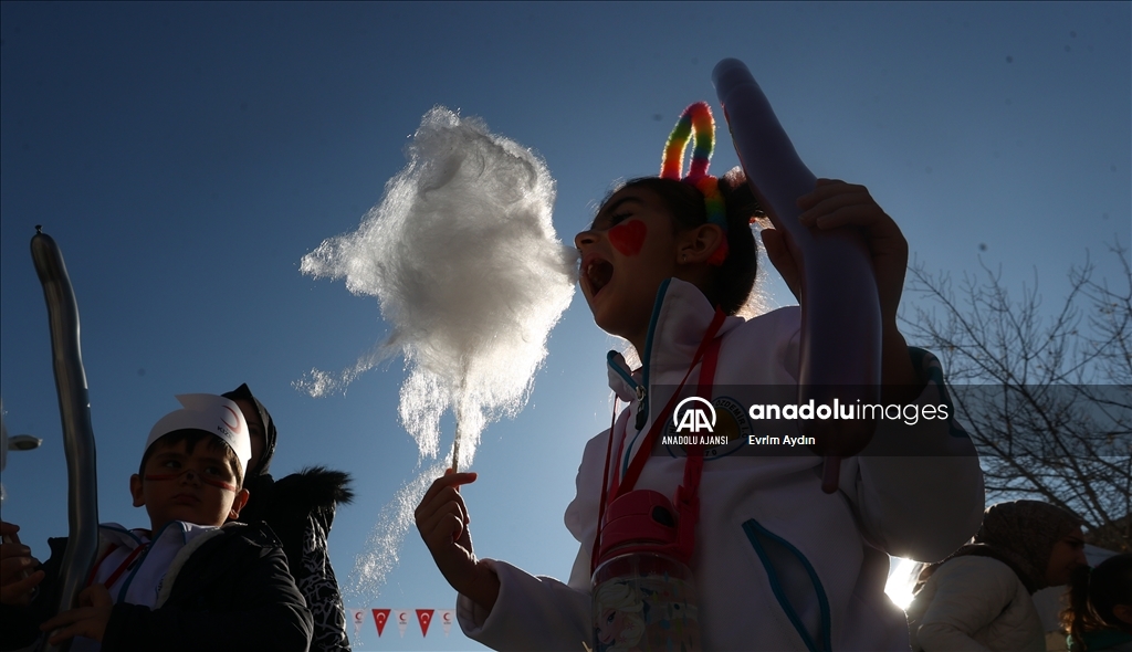 Türk Kızılay, "Kızılay Haftası Sokağı'nda" miniklerle buluştu