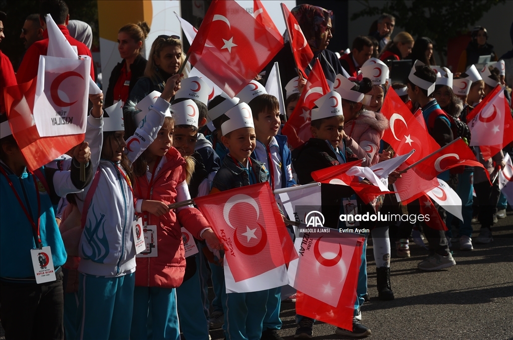 Türk Kızılay, "Kızılay Haftası Sokağı'nda" miniklerle buluştu