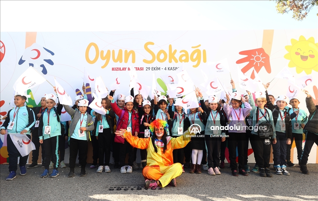 Türk Kızılay, "Kızılay Haftası Sokağı'nda" miniklerle buluştu