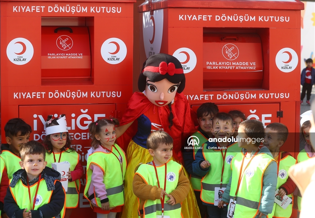 Türk Kızılay, "Kızılay Haftası Sokağı'nda" miniklerle buluştu