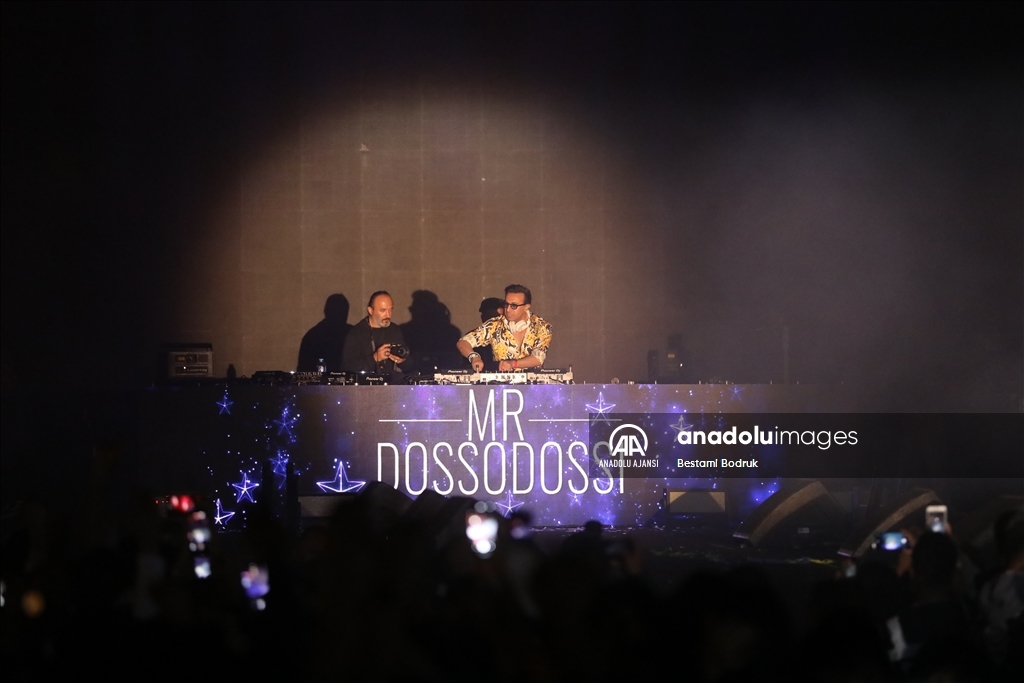 Cizre'de binlerce kişi konser ve DJ performansıyla eğlendi