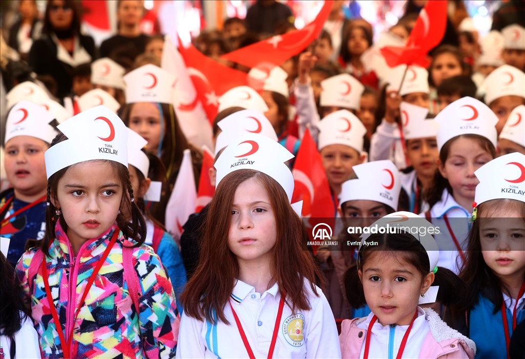 Türk Kızılay, "Kızılay Haftası Sokağı'nda" miniklerle buluştu