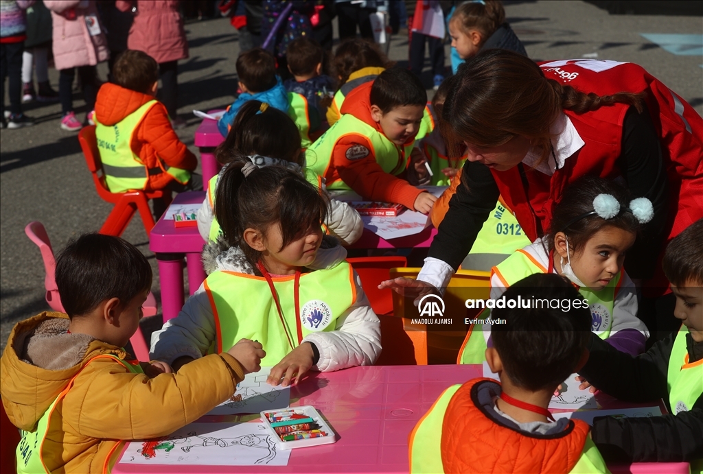 Türk Kızılay, "Kızılay Haftası Sokağı'nda" miniklerle buluştu