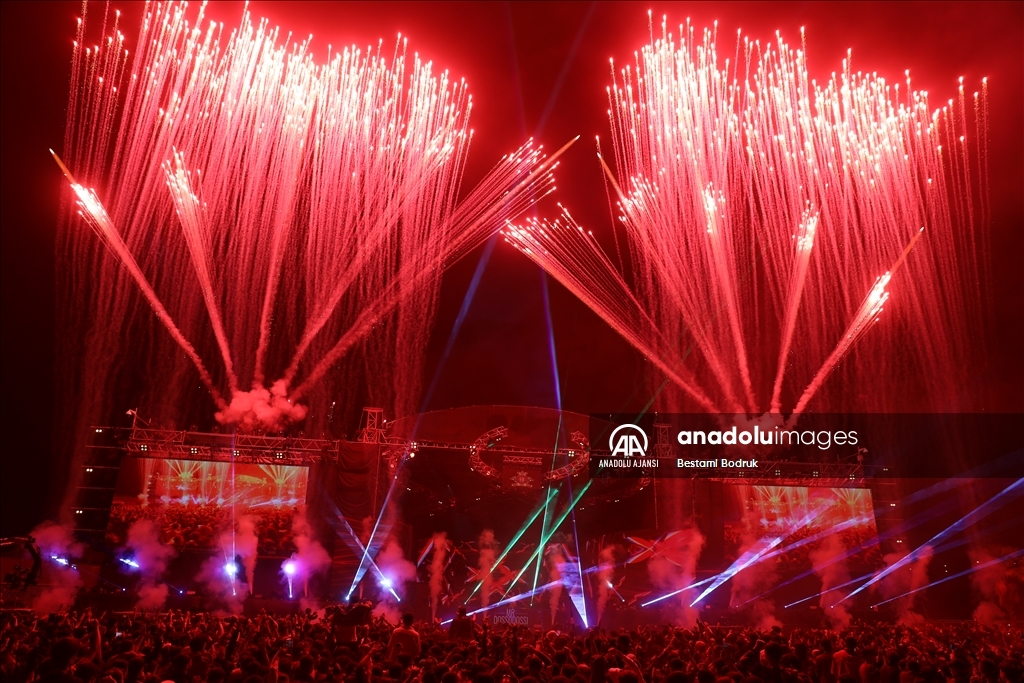Cizre'de binlerce kişi konser ve DJ performansıyla eğlendi