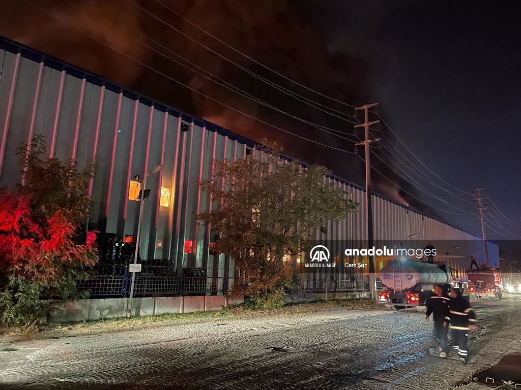 Bursa'da tekstil fabrikasında çıkan yangına müdahale ediliyor