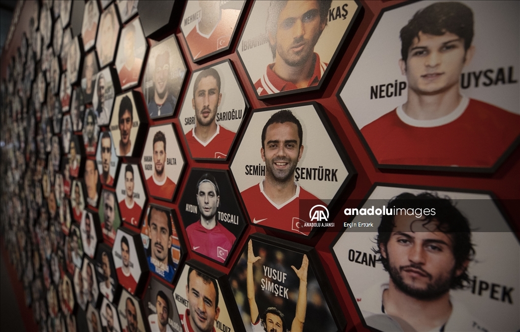 Türk Futbol Tarihi Sergisi ziyaretçilerini ağırlıyor